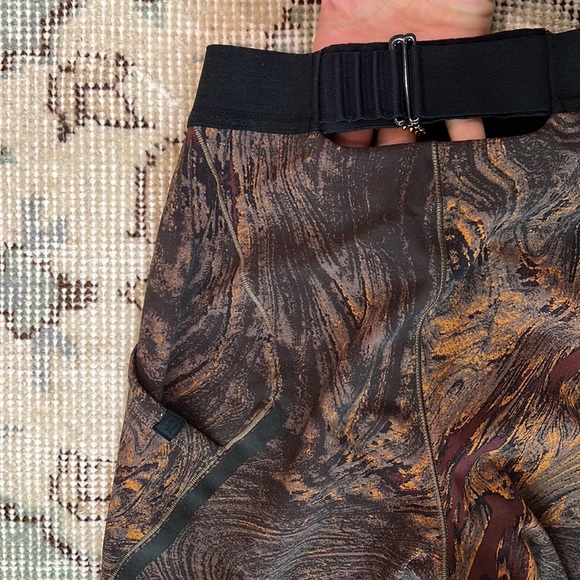 Limited Edition Lululemon Women’s Leggings, Brown Marbled Print, size 2 - Picture 5 of 5